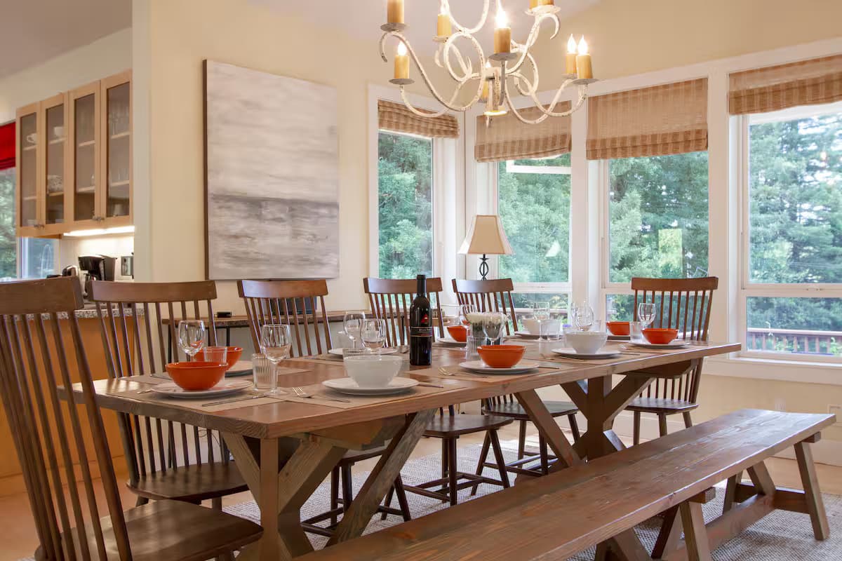 Long dining table suited to a small leadership offsite